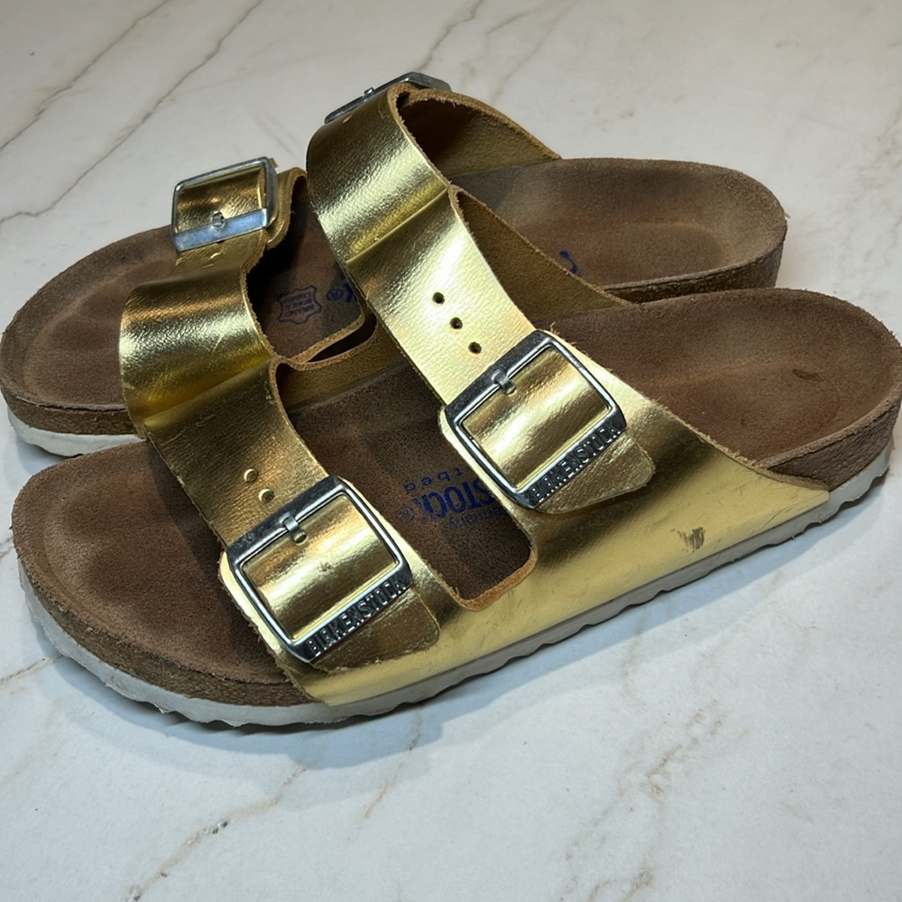 Birkenstock Arizona. Gold. Size 38